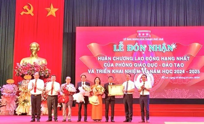 Phòng Giáo dục TP. Huế nhận Huân chương Lao động hạng Nhất