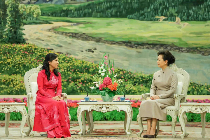 Phu nhân Ngô Phương Ly cùng Phu nhân Bành Lệ Viên thưởng trà, xem biểu diễn nghệ thuật