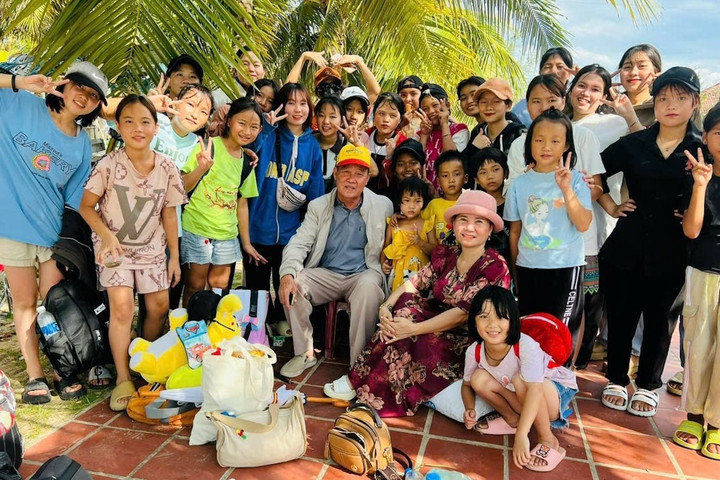 Gia đình có hơn 100 người “con, cháu”