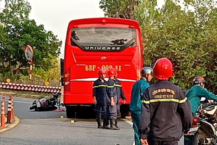 Cứu du khách mắc kẹt dưới gầm xe ô tô sau tai nạn