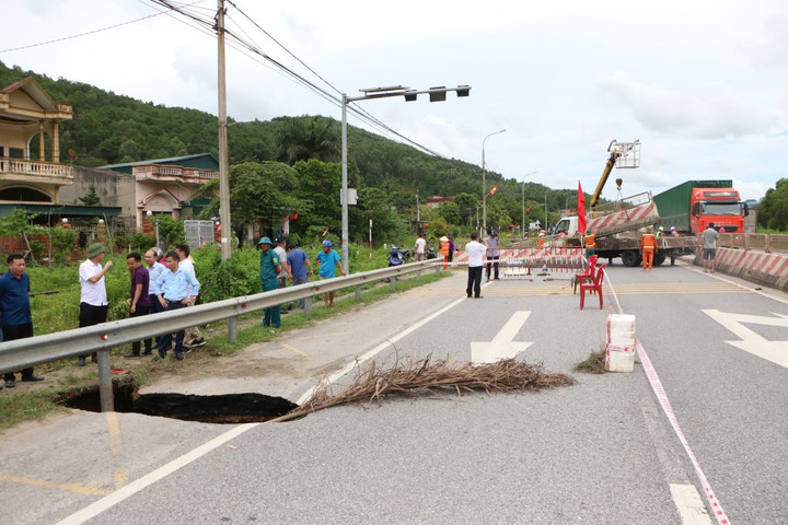 Xuất hiện hố sụt lún tại QL18A ở Quảng Ninh