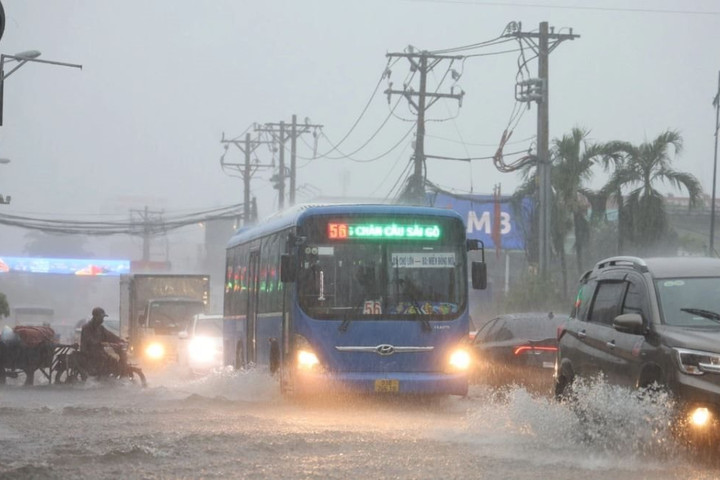 Thời tiết ngày 3/11: Trung Bộ mưa lớn, lũ trên các sông dâng nhanh