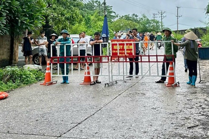Cố tình vượt rào chắn lũ, một người bị cuốn trôi ở Thái Nguyên