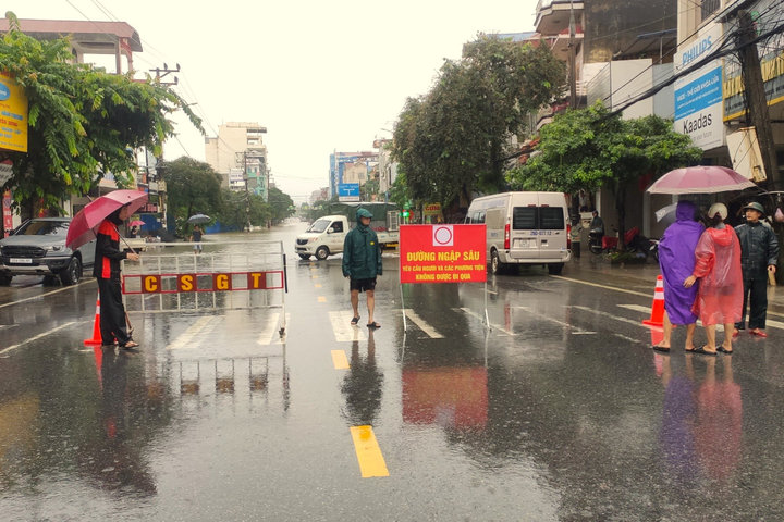 Thái Nguyên nhiều điểm ngập sâu, người dân bơi thuyền giữa lòng thành phố
