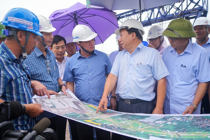 Khẩn trương giải phóng mặt bằng, thi công cầu vượt sông Hóa