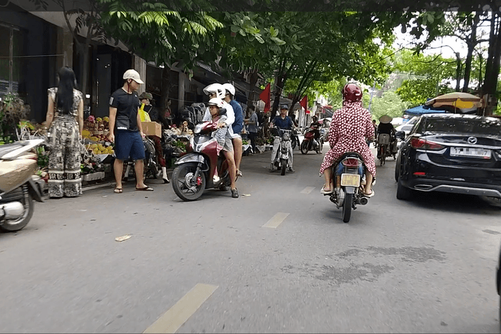 TP Thái Bình: Vô tư họp chợ, lấn chiếm lòng đường, vỉa hè đường Trần Thánh Tông