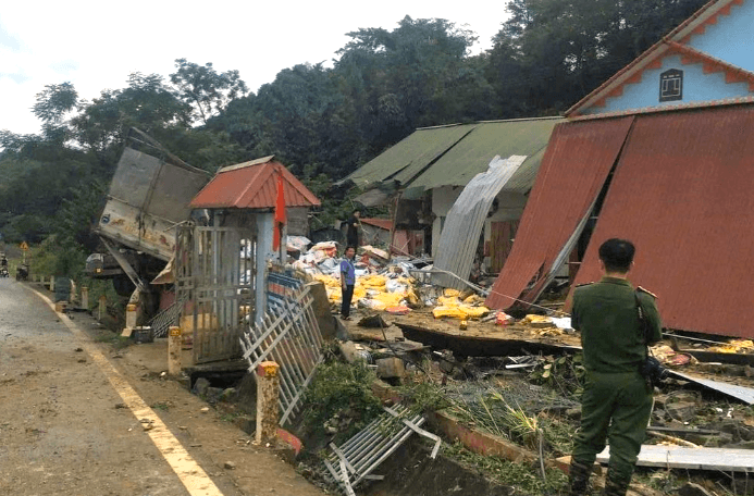 Xe tải đâm vào nhà dân khiến 3 người thương vong
