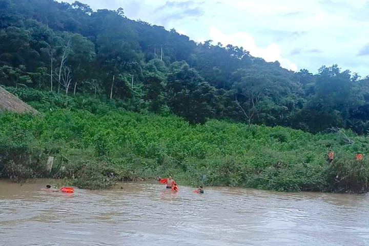 Đi qua cầu tràn, học sinh lớp 3 rơi xuống sông mất tích