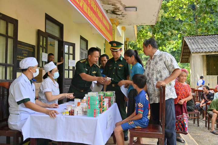 Khám bệnh, cấp thuốc miễn phí cho lực lượng bảo vệ và nhân dân nước bạn Lào ở khu vực biên giới