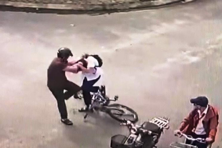 Chặn xe đánh học sinh lớp 9, gây thương tích