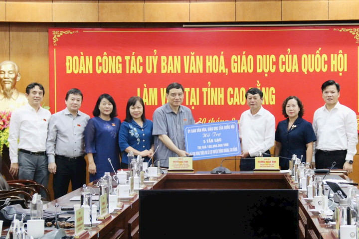 Ủy ban Văn hóa, Giáo dục của Quốc hội kịp thời hỗ trợ vùng lũ Cao Bằng