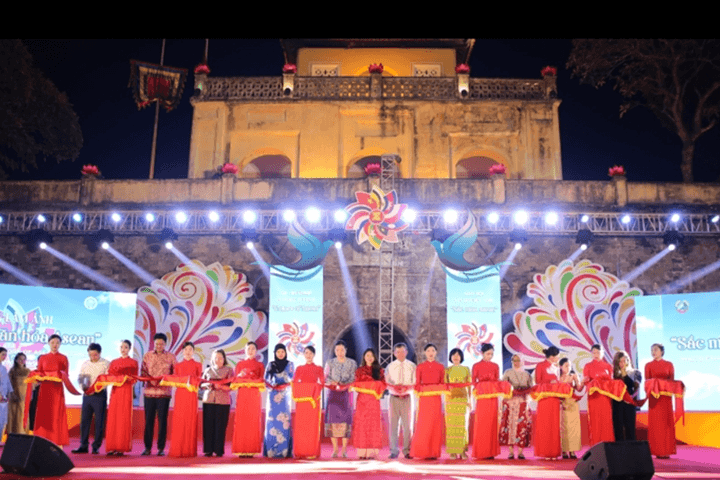 Triển lãm ảnh “Sắc màu văn hóa ASEAN”