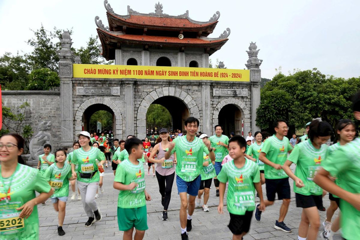 Hơn 1.500 vận động viên tham gia giải chạy "Hoa Lư Marathon 2024"