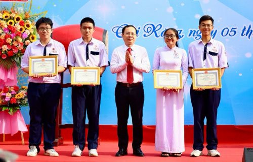 Bí thư Thành ủy Cần Thơ dự lễ khai giảng tại Trường THPT chuyên Lý Tự Trọng