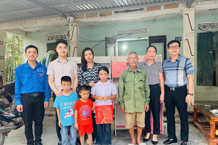 Tặng quà trẻ em có hoàn cảnh đặc biệt khó khăn nhân dịp khai giảng năm học mới