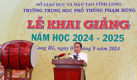 Chủ tịch Quốc hội dự lễ khai giảng tại Trường THPT Phạm Hùng