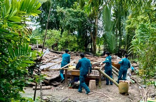 Cần Thơ: Dông bất ngờ làm tốc mái nhà, đổ nhiều cây cối