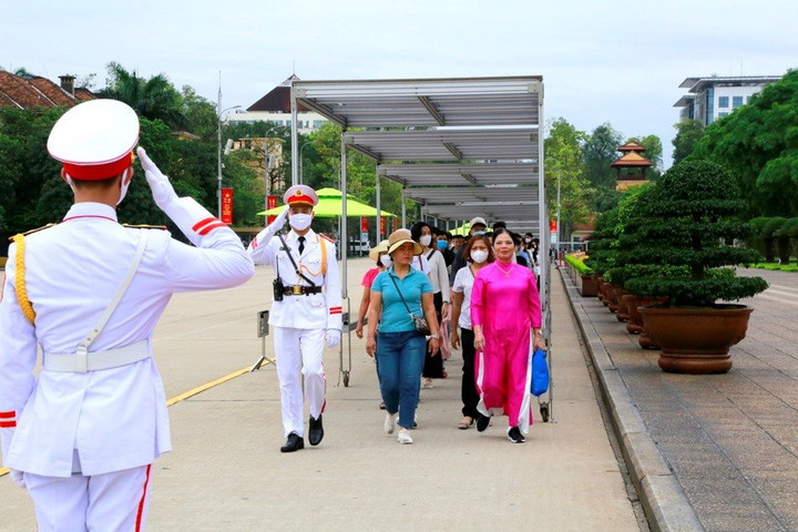 Đẩy mạnh ứng dụng công nghệ thông tin vào quản lý, đón khách thăm Lăng Bác