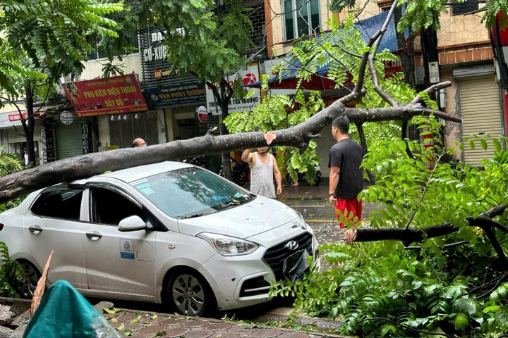 Hà Nội ghi nhận nhiều thiệt hại do bão số 3