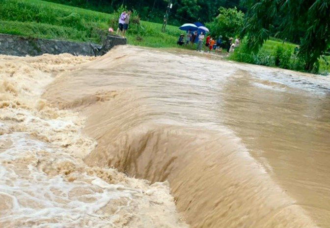 Một bé trai bị nước cuốn trôi khi đi qua suối
