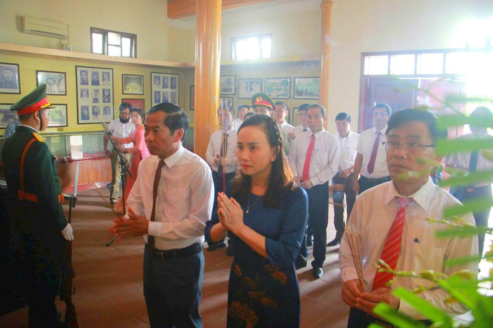 Dâng hương tưởng niệm nhân 94 năm ngày Xô viết Nghệ Tĩnh