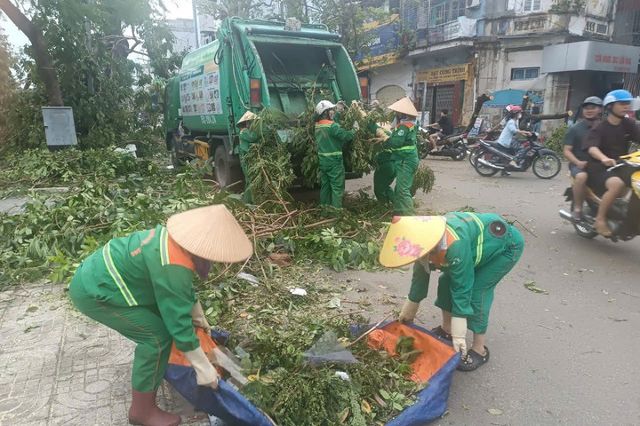 1.500 cán bộ, công nhân môi trường đô thị Hải Phòng căng mình dọn cây đổ
