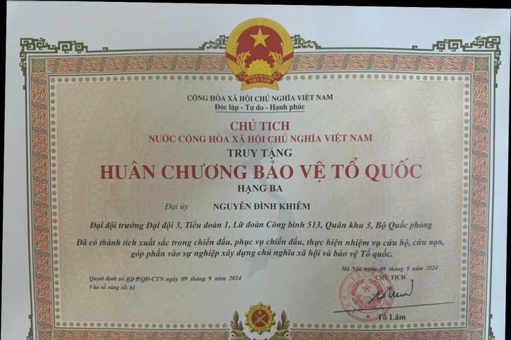 Truy tặng Huân chương Bảo vệ Tổ quốc hạng Ba cho Đại úy Nguyễn Đình Khiêm