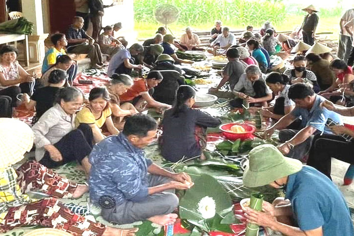 Người dân xứ Nghệ chung tay gói bánh gửi bà con vùng lũ