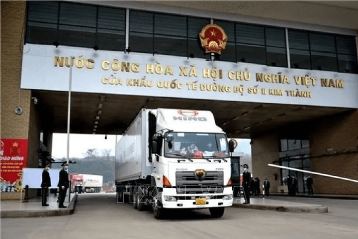 Tạm dừng xuất nhập khẩu hàng hóa qua Lào Cai