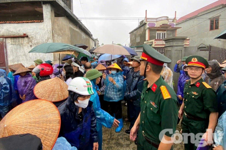 Dòng người đội mưa tiễn biệt Đại úy Nguyễn Đình Khiêm
