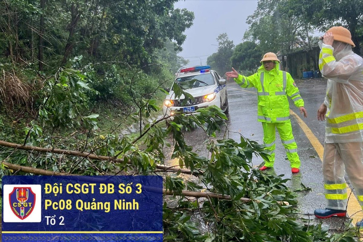 CSGT Quảng Ninh sát cánh cùng người dân khắc phục hậu quả bão, lũ