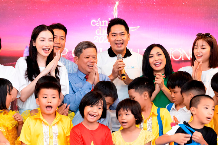 Dàn sao Việt phá cỗ Trung thu cùng Làng trẻ em SOS Nha Trang
