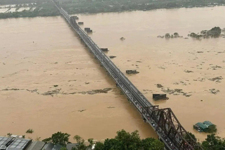 Lũ trên sông Hồng ở Hà Nội vượt báo động 2, cảnh báo độ rủi ro thiên tai cấp 2