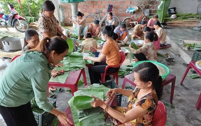 Người dân Huế nấu bánh chưng, bánh tét hỗ trợ đồng bào miền Bắc