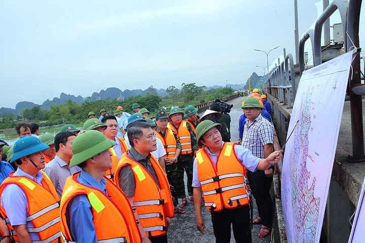 Đồng chí Lê Minh Hưng chỉ đạo khắc phục hậu quả mưa lũ ở Ninh Bình