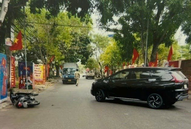 Bố giao xe cho con và tài xế xe ô tô cùng bị khởi tố