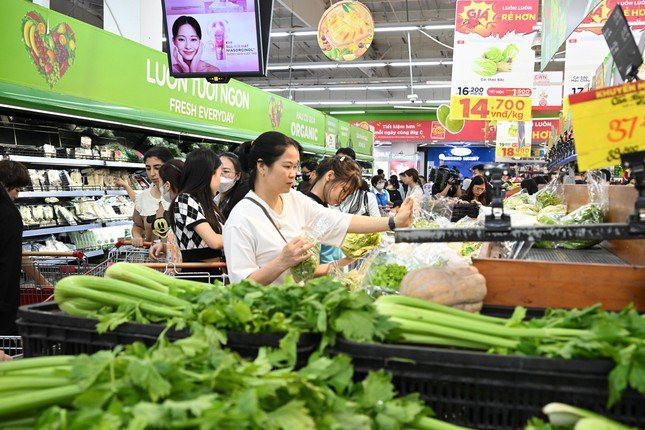Quảng Ninh: Xử lý nghiêm cửa hàng tăng giá bất hợp lý sau bão