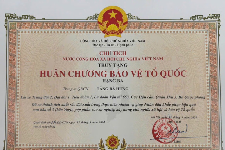 Truy tặng Huân chương bảo vệ Tổ quốc hạng Ba cho Trung tá Tăng Bá Hưng