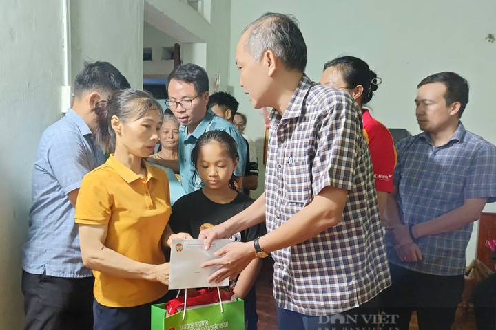 Phó Chủ tịch Thường trực TƯ Hội NDVN Phan Như Nguyện thăm, tặng quà nông dân vùng bão lũ ở Thái Nguyên
