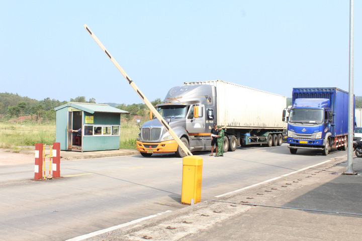 Thông quan trở lại lối mở cầu phao Km3+4 tại Móng Cái