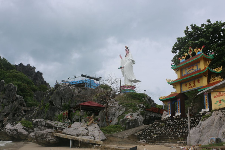 Kỳ bí núi Lầu Chuông Bài 1: Ngôi chùa độc lạ, thần bí!