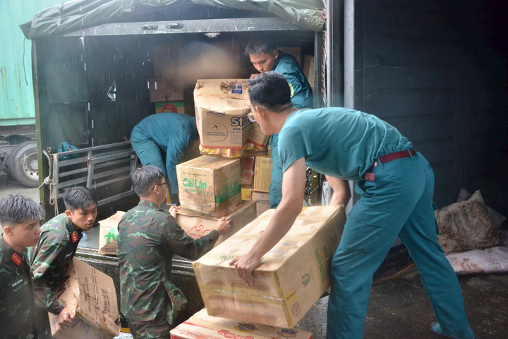 Hơn 80 tấn hàng cứu trợ hướng về bà con Phú Thọ, Yên Bái bằng đường sắt