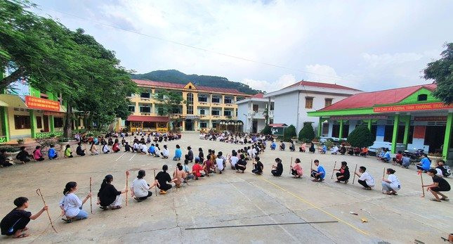 Hà Giang: Hàng loạt học sinh nhập viện sau liên hoan Trung thu
