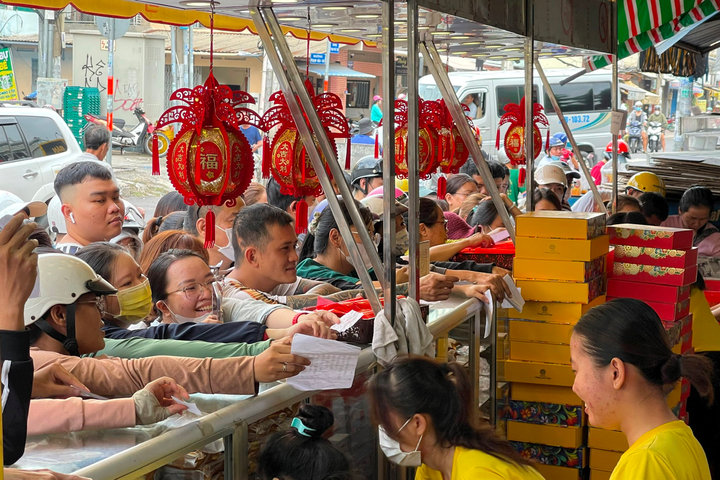 Người dân TP.HCM xếp hàng dài chờ mua bánh Trung thu