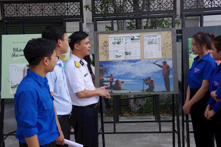 Hơn 300 sinh viên, đoàn viên tham gia triển lãm và tuyên tuyền biển, đảo