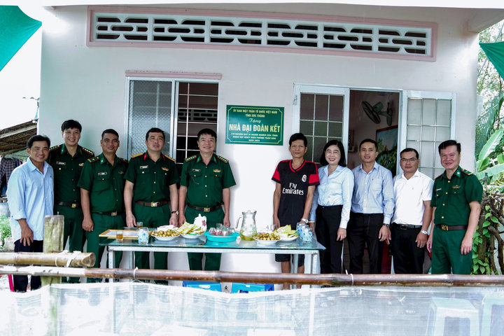 Bàn giao 4 căn Nhà đại đoàn kết cho người nghèo khu vực biên giới biển