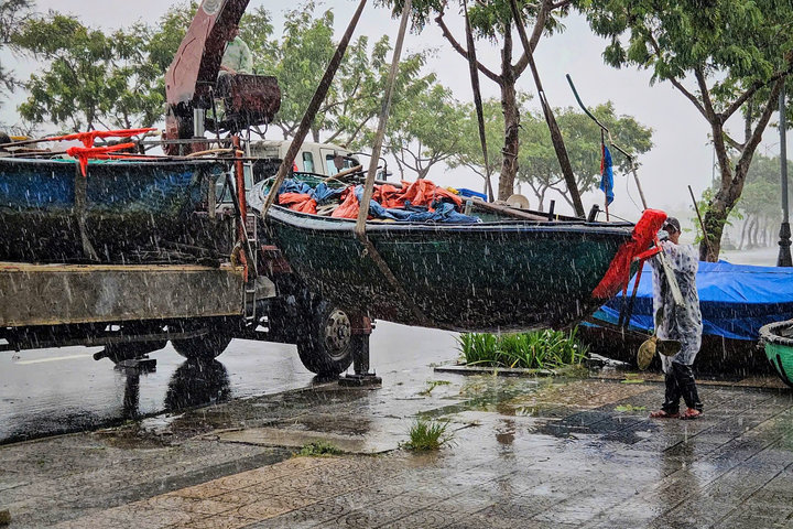 Đà Nẵng: Ngư dân khẩn trương neo đậu tàu thuyền tránh bão số 4