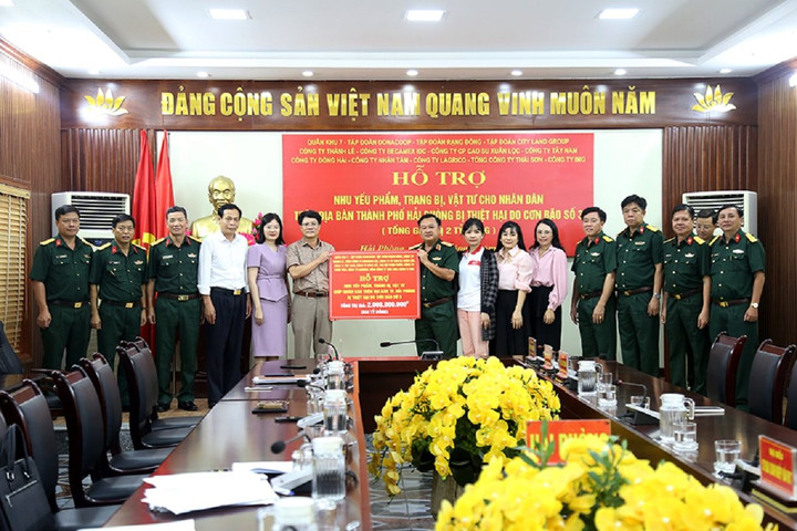 Quân khu 7 trao vật tư, hàng hóa ủng hộ Hải Phòng và Hải Dương