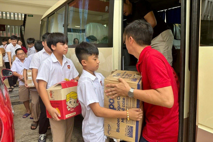 iSchool Hà Tĩnh 'góp yêu thương' gửi đồng bào vùng lũ