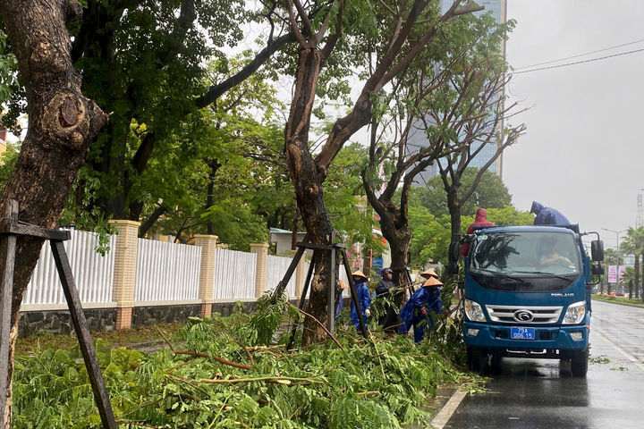 Người dân Huế đem ô tô đến công viên tránh ngập úng